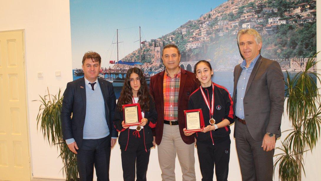 Eskrim Türkiye Şampiyonları Özel Hamdullah Eminpaşa Öğrencileri Yağmur SÖNMÜŞ ve Damlanur SÖNMÜŞ Milli Eğitim Müdürümüz Hüseyin ER´i ziyaret ettiler.