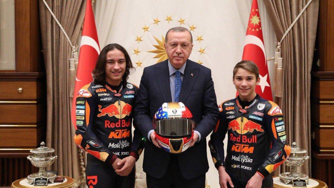 MOTO 3´ün En Genç ve İlk Türk Şampiyonu Can ÖNCÜ Sayın Cumhurbaşkanımız Recep Tayyip ERDOĞAN tarafından ödüllendirildi.