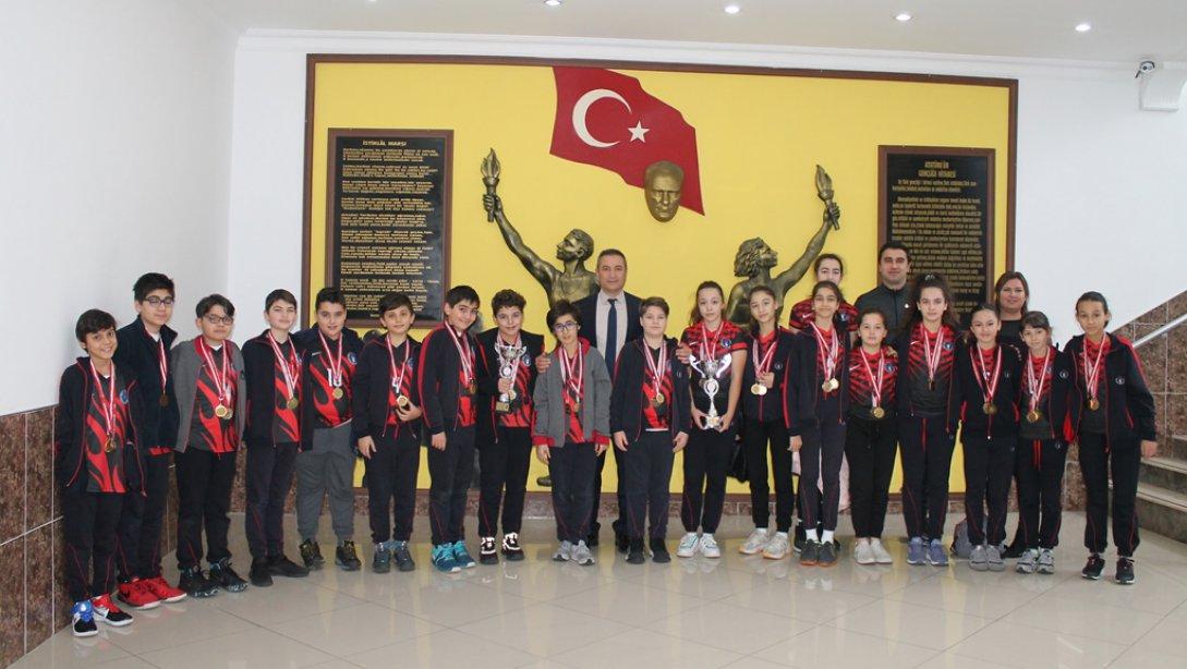 Antalya Şampiyonu Alanya Özel Hamdullah Eminpaşa Ortaokulu Küçük Kız Voleybol Takımı İlçe Milli Eğitim Müdürümüz Hüseyin ER'i ziyaret etti.